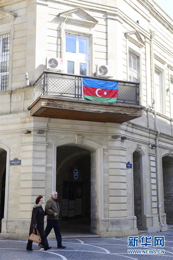 （国际）（3）阿塞拜疆首都市民悬挂国旗支持纳卡停火