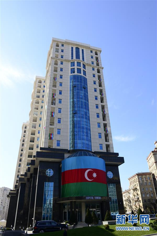 （国际）（1）阿塞拜疆首都市民悬挂国旗支持纳卡停火
