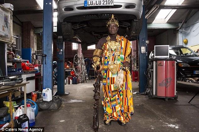 最幸运汽修工！做到一半竟被叫去当国王