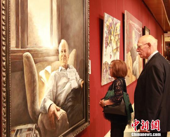 当地观众在仔细鉴赏华人的艺术作品. 眭黎曦 摄