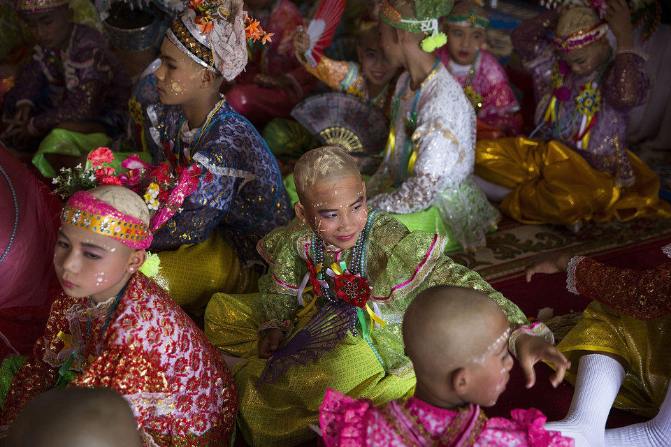 泰国少年化精致妆容参加受戒仪式入佛教