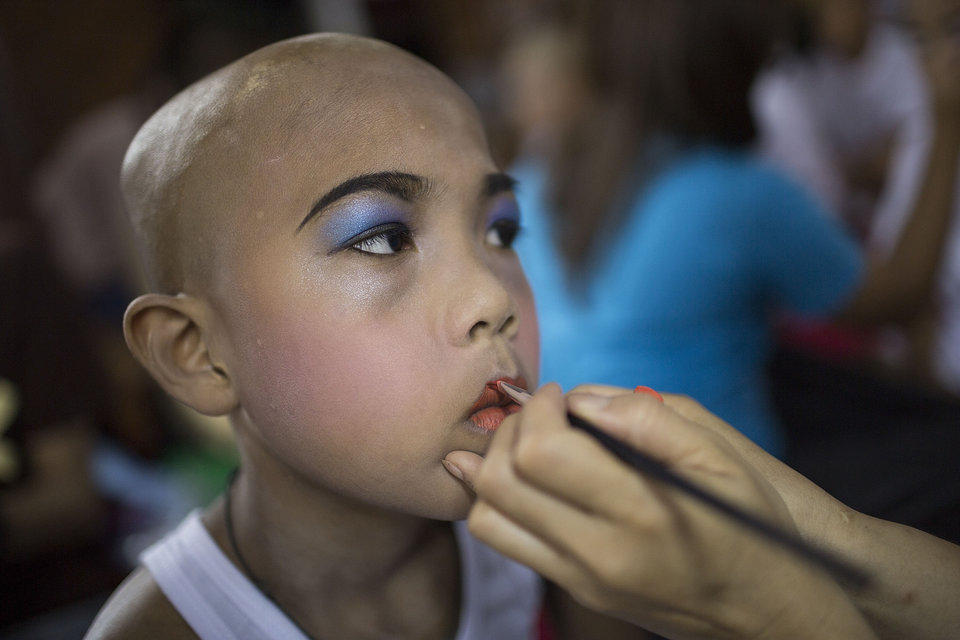 泰国少年化精致妆容参加受戒仪式入佛教