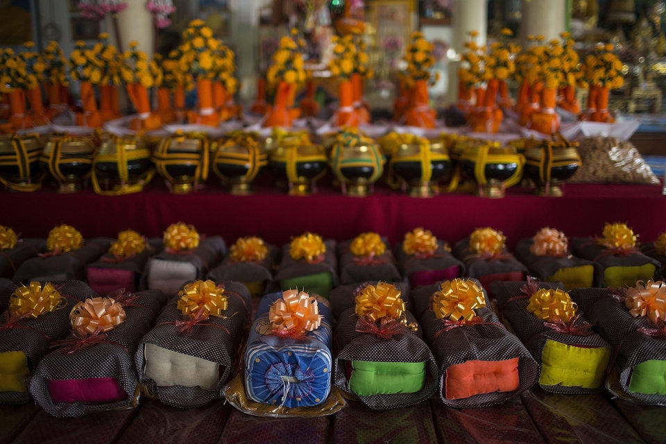 泰国少年化精致妆容参加受戒仪式入佛教