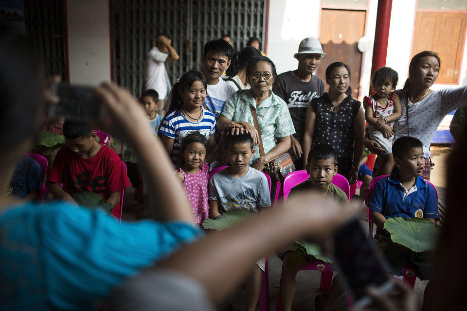 泰国少年化精致妆容参加受戒仪式入佛教