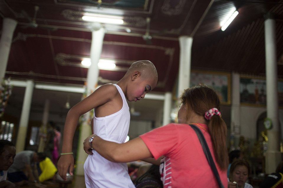 泰国少年化精致妆容参加受戒仪式入佛教