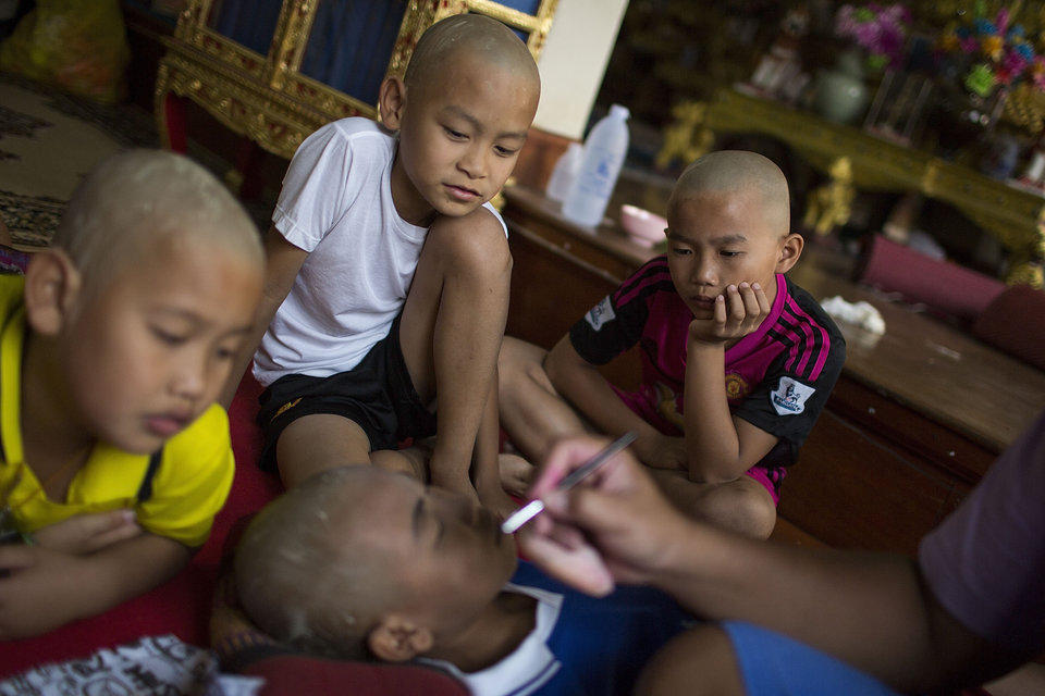 泰国少年化精致妆容参加受戒仪式入佛教