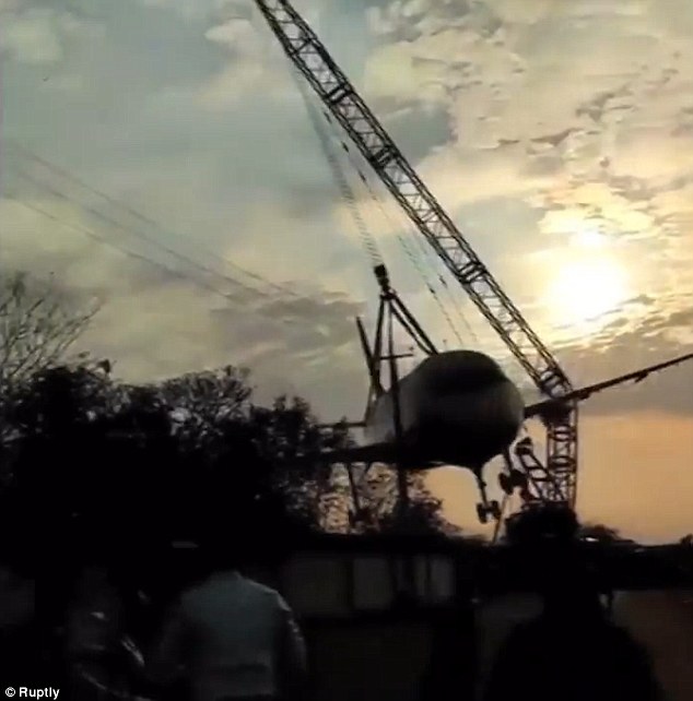 印航飞机吊运时起重机垮塌 飞机摔落吓坏路人