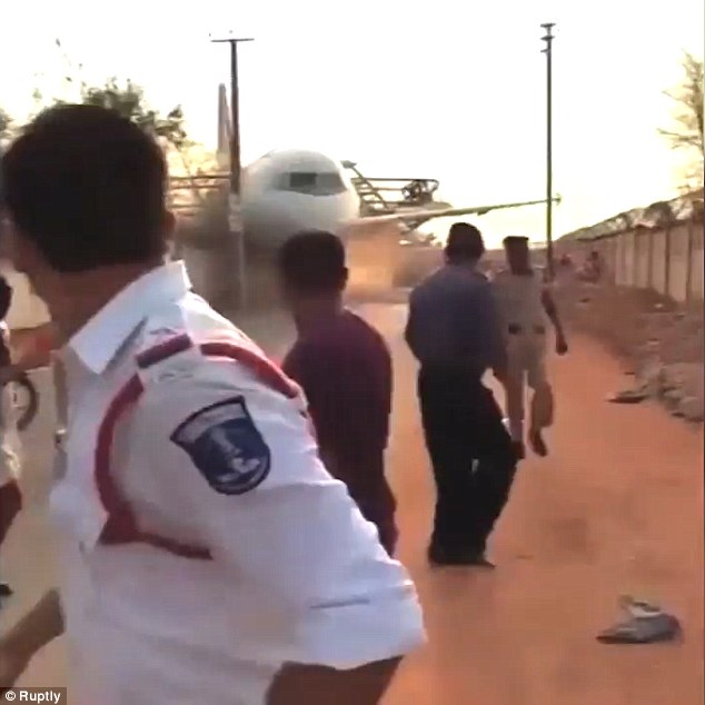 印航飞机吊运时起重机垮塌 飞机摔落吓坏路人