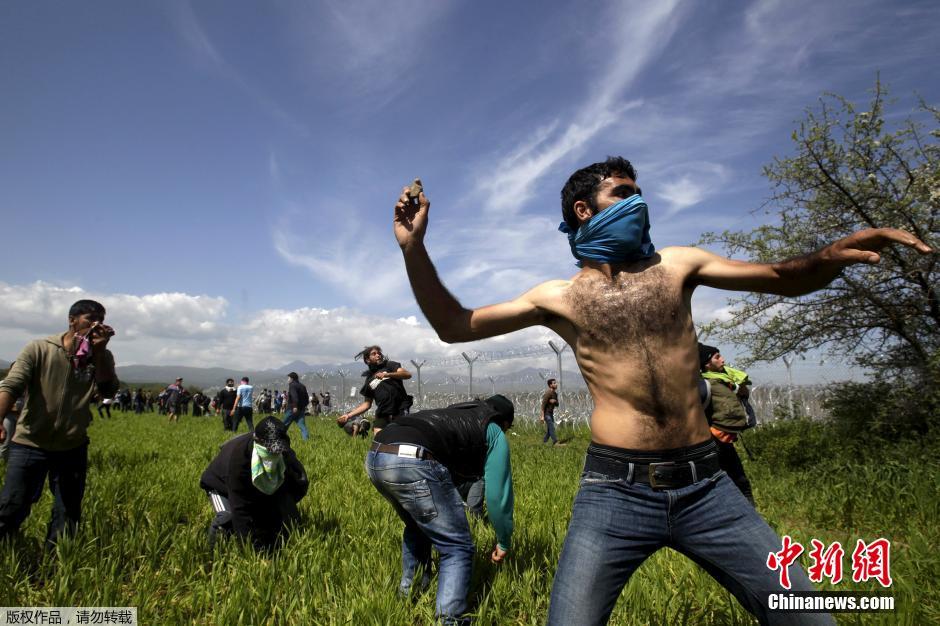 数百难民冲击马其顿防线 警察射催泪弹阻止(图