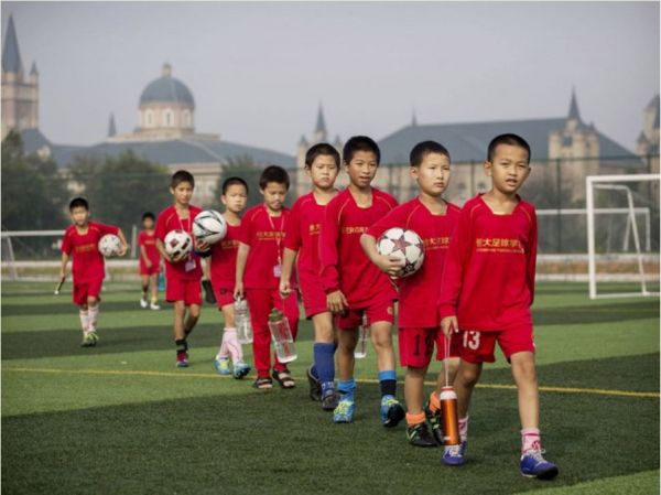 美媒:中国足球正从娃娃抓起 不缺球迷缺文化