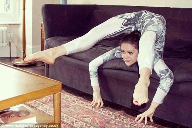 柔术演员折叠身体 被称英国最&ldquo;弯&rdquo;女人