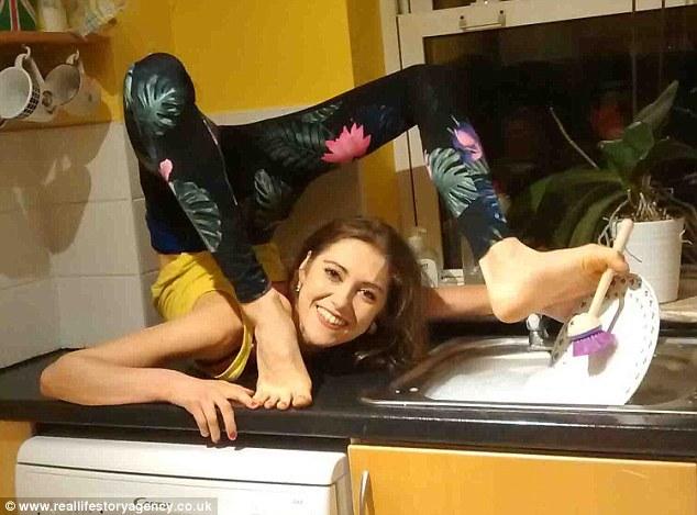 柔术演员折叠身体 被称英国最&ldquo;弯&rdquo;女人