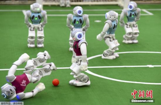资料图：2015年07月19日，安徽省合肥市，第19届RoboCup机器人世界杯赛开赛，机器人在球场上&ldquo;拼搏&rdquo;。
