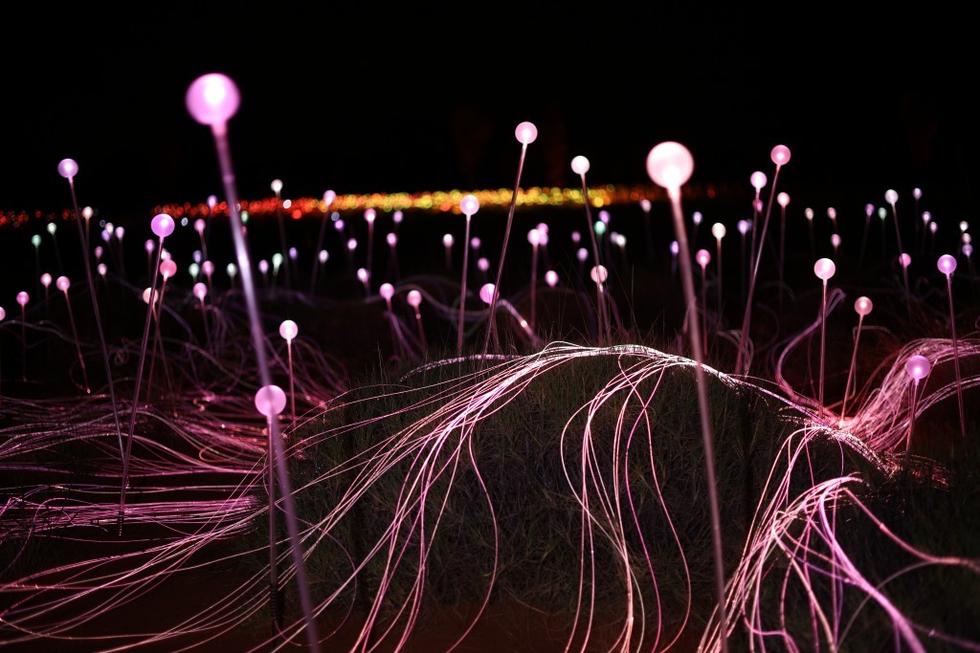 艺术家用5万盏灯点亮沙漠 宛如童话仙境