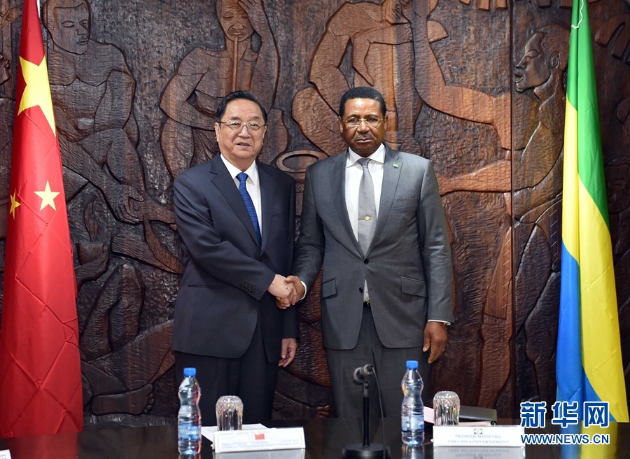 应加蓬参议院议长米勒布邀请,4月11日至13日,全国政协主席俞正声对加蓬进行正式友好访问。这是4月12日,俞正声在利伯维尔会见加蓬总理翁多。 新华社记者 高洁 摄 应加蓬参议院议长米勒布邀请,4月11日至13日,全国政协主席俞正声对加蓬进行正式友好访问。这是4月12日,俞正声在利伯维尔会见加蓬总理翁多。 新华社记者 高洁 摄