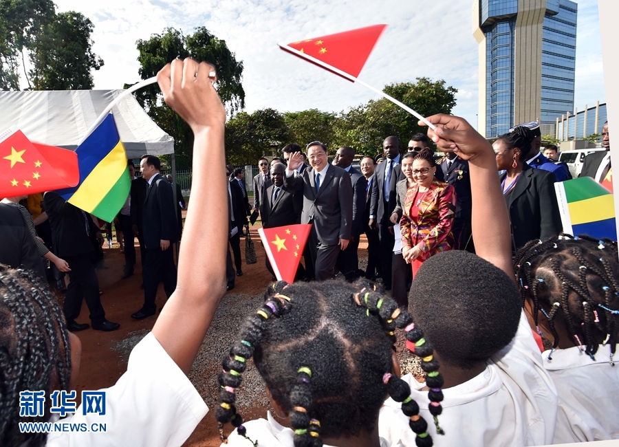 应加蓬参议院议长米勒布邀请，4月11日至13日，全国政协主席俞正声对加蓬进行正式友好访问。 这是4月12日，俞正声参观中加示范小学。 新华社记者 高洁 摄