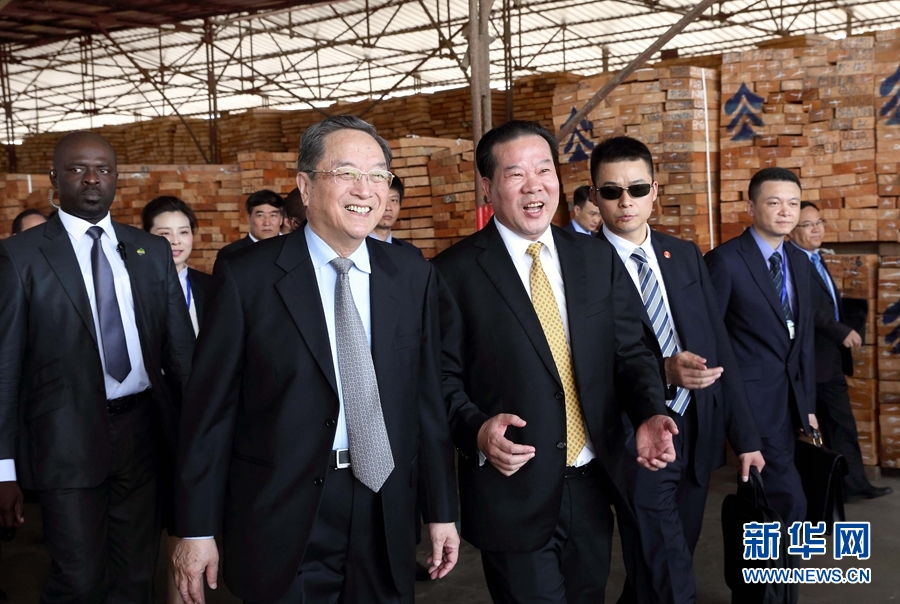 应加蓬参议院议长米勒布邀请,4月11日至13日,全国政协主席俞正声对加蓬进行正式友好访问。这是4月13日,俞正声考察中资企业华嘉木业公司。 新华社记者 鞠鹏 摄 应加蓬参议院议长米勒布邀请,4月11日至13日,全国政协主席俞正声对加蓬进行正式友好访问。这是4月13日,俞正声考察中资企业华嘉木业公司。 新华社记者 鞠鹏 摄