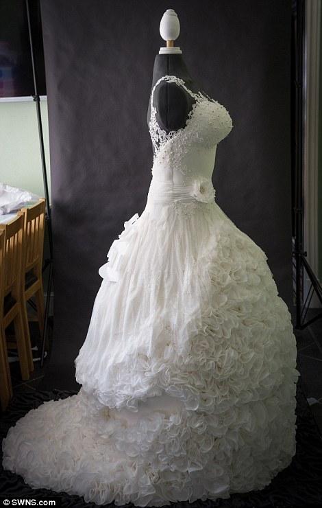 设计师制作70公斤重蛋糕婚纱 细节超逼真