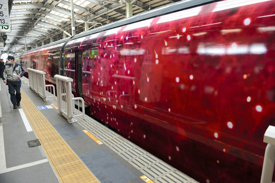 全程皆风景：最美列车可观花朵轻摆烟火绚烂（图）