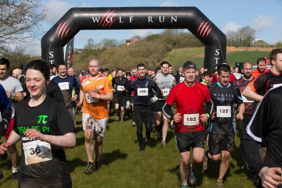 8500人野外&ldquo;狼奔&rdquo; 趟泥潭过长坡游冰水