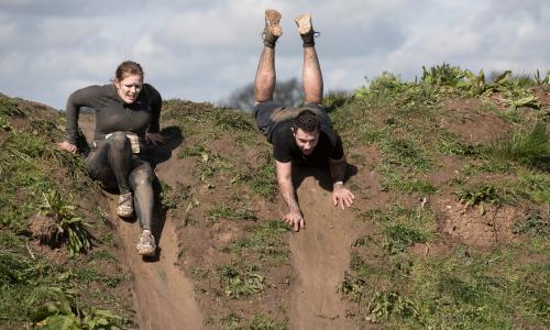 8500人野外&ldquo;狼奔&rdquo; 趟泥潭过长坡游冰水