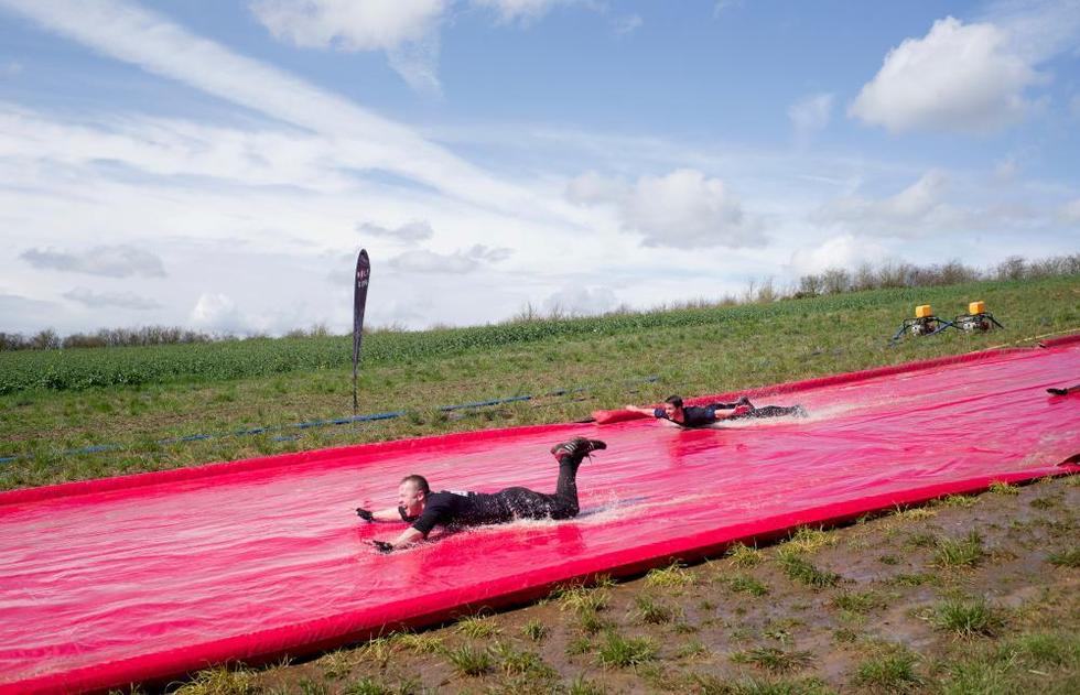 8500人野外&ldquo;狼奔&rdquo; 趟泥潭过长坡游冰水