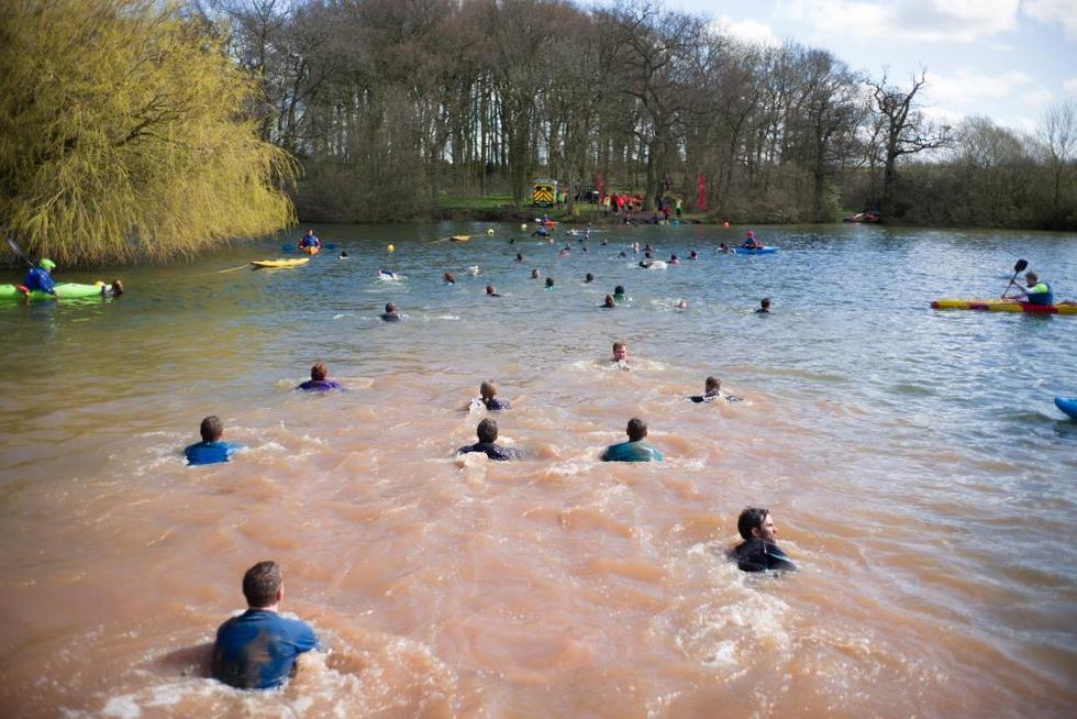 8500人野外&ldquo;狼奔&rdquo; 趟泥潭过长坡游冰水