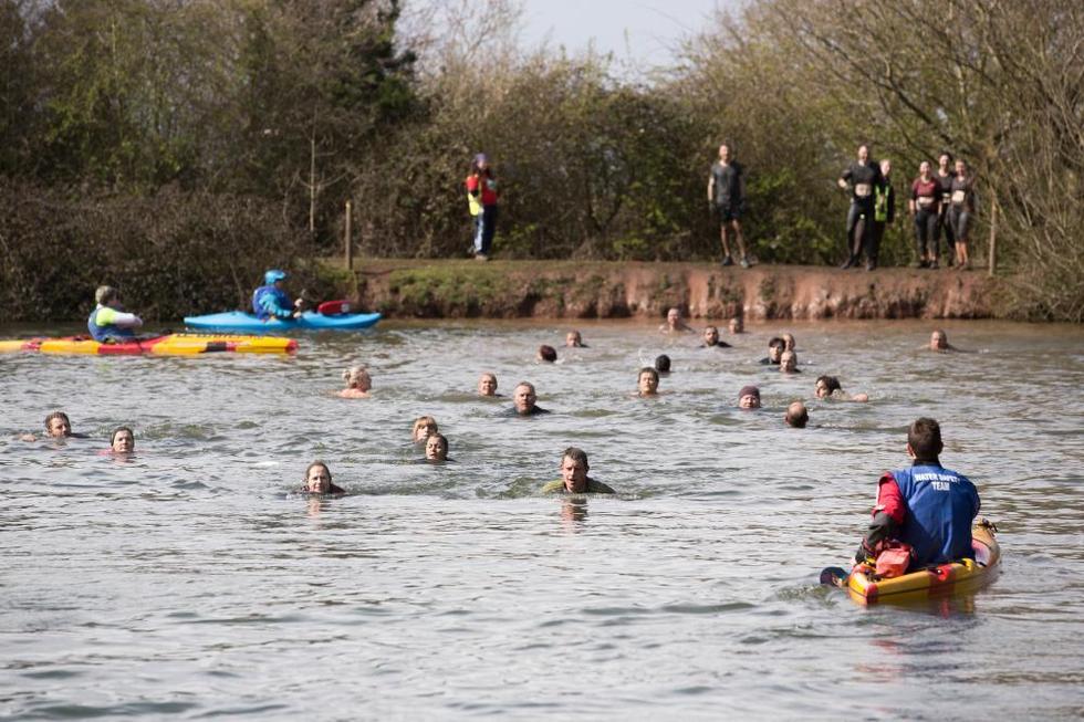 8500人野外&ldquo;狼奔&rdquo; 趟泥潭过长坡游冰水