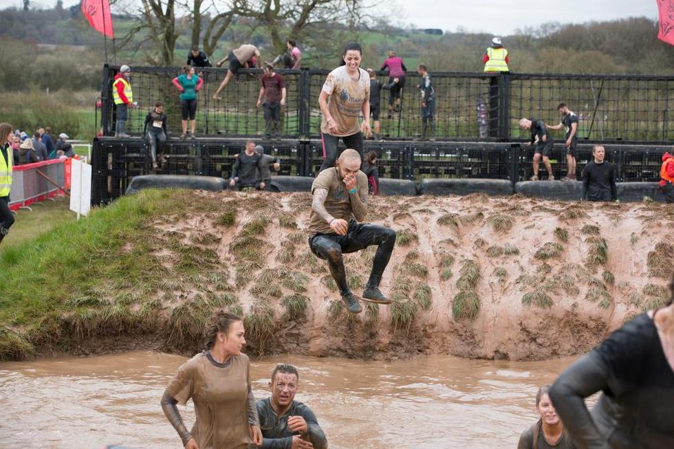8500人野外&ldquo;狼奔&rdquo; 趟泥潭过长坡游冰水