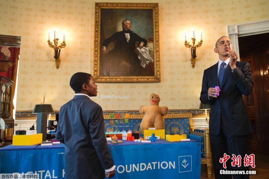 白宫科学展举行 奥巴马吹泡泡充满童趣