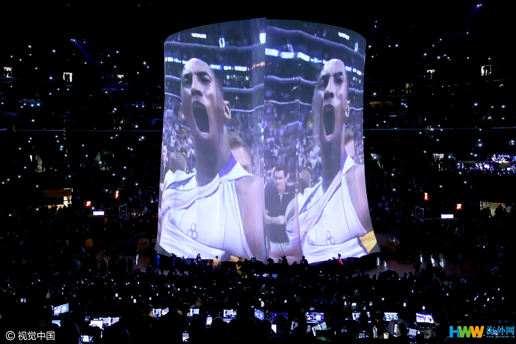 科比退役万众瞩目 众星捧月场面温馨 