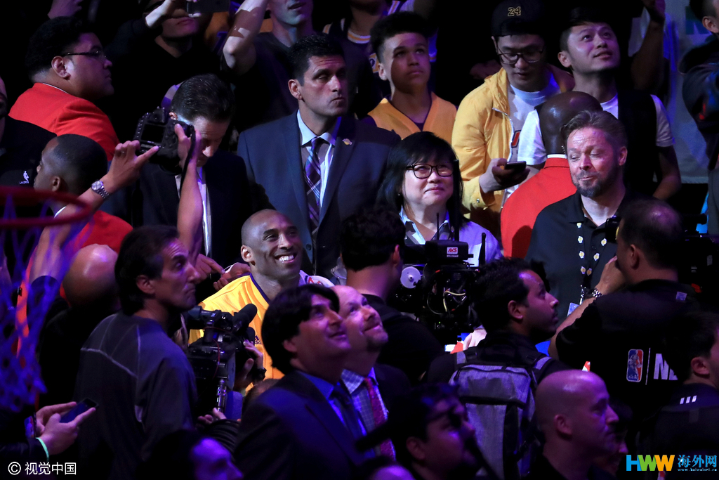 科比退役万众瞩目 众星捧月场面温馨 