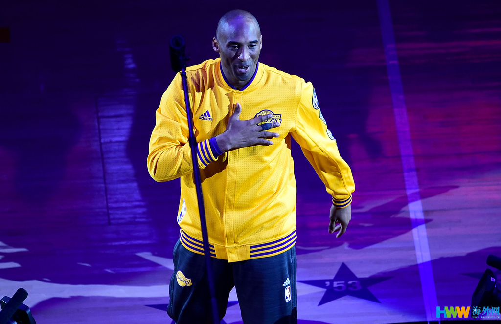 科比退役万众瞩目 众星捧月场面温馨 