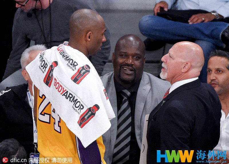 科比退役万众瞩目 众星捧月场面温馨 