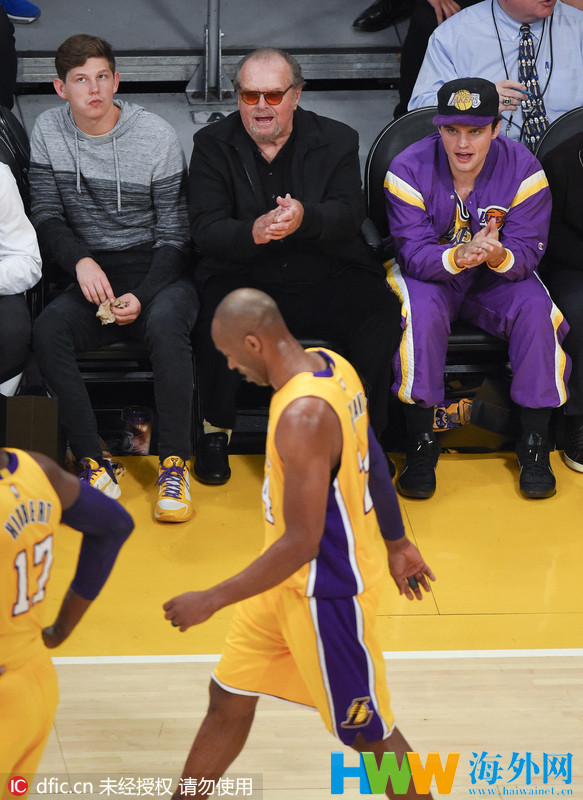 科比退役万众瞩目 众星捧月场面温馨 