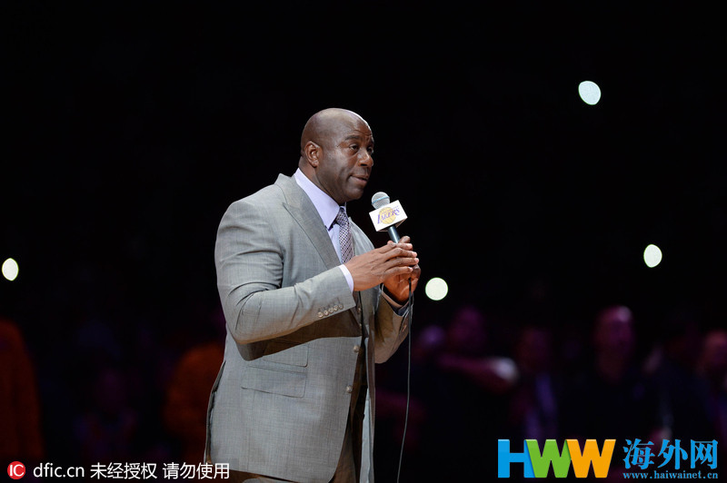 科比退役万众瞩目 众星捧月场面温馨 