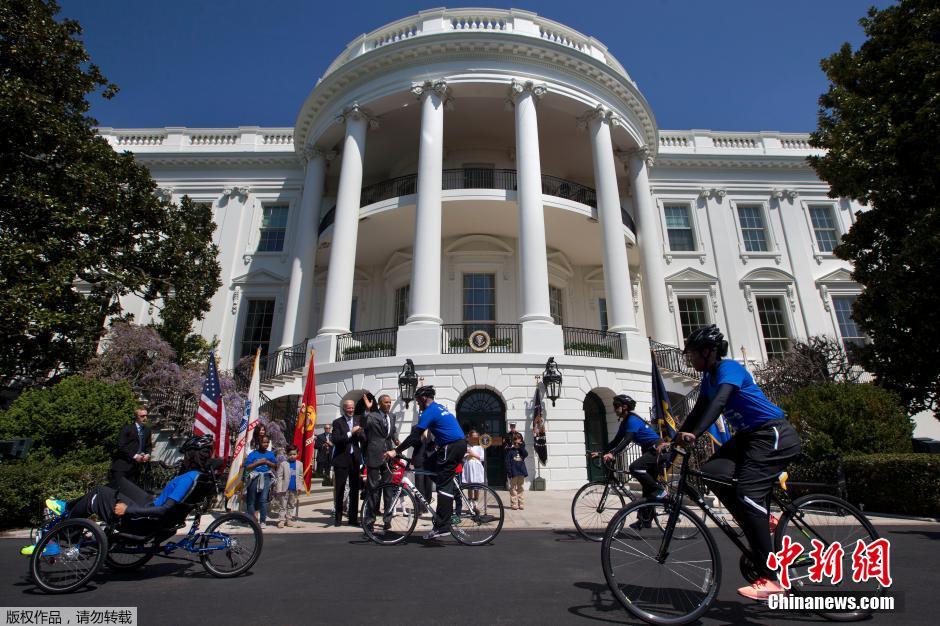 白宫举行&ldquo;伤兵骑行&rdquo;活动 奥巴马与选手击掌互动
