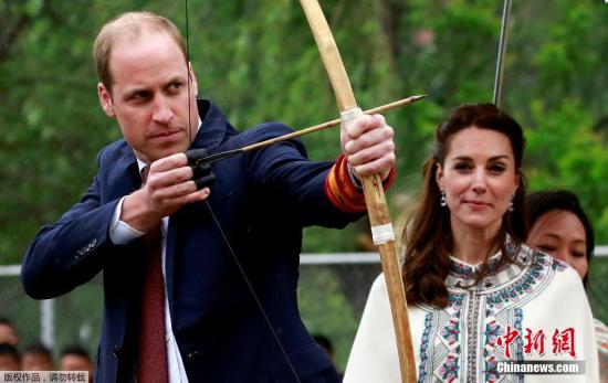 当地时间2016年4月14日，不丹廷布，在Changlimithang射箭场上，威廉王子与凯特王妃参加传统的&ldquo;库如&rdquo;（Khuru）活动。