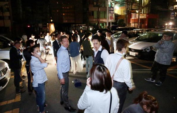 直击日本九州7.4级地震现场：地面现大裂缝