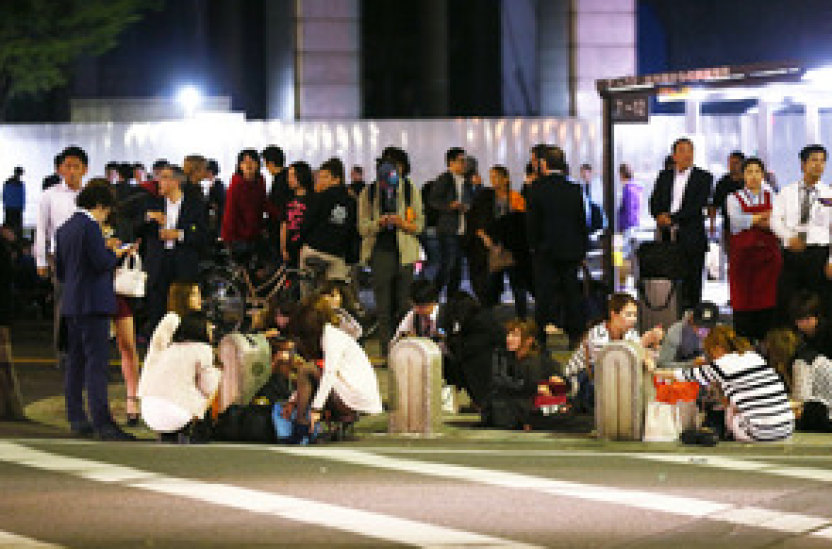 直击日本九州7.4级地震现场：地面现大裂缝