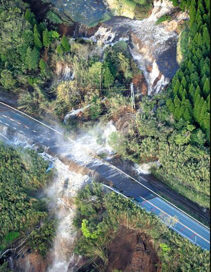 日本九州7.3级强震引发山体滑坡 导致阿苏大桥被冲毁（图）
