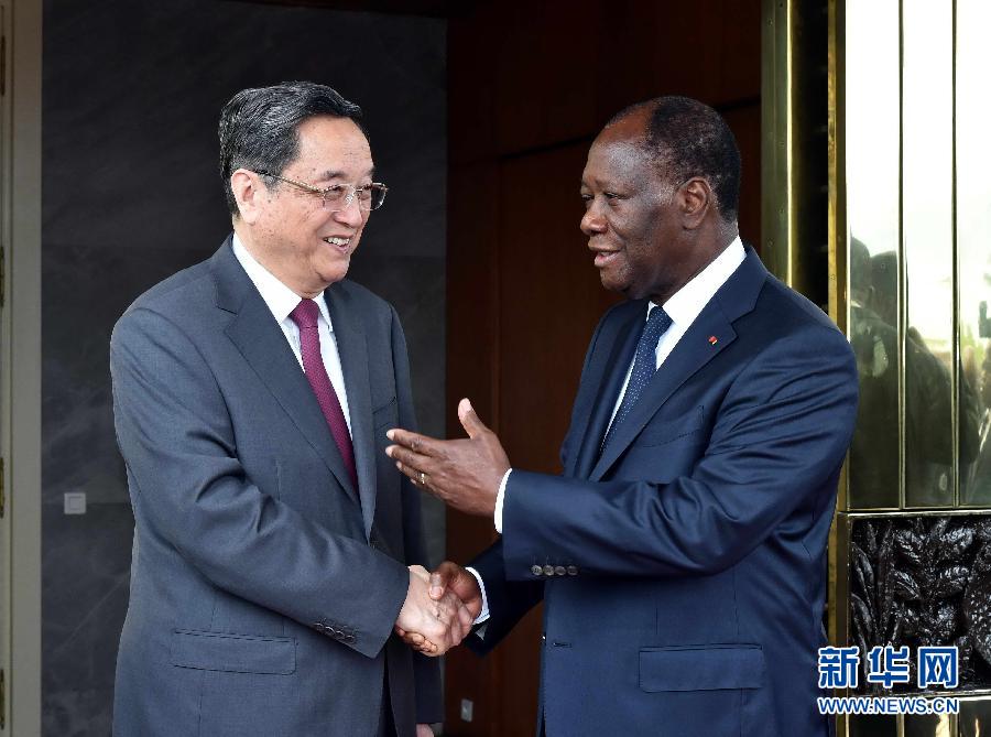 应科特迪瓦国民议会议长索罗邀请，4月13日至16日，全国政协主席俞正声对科特迪瓦进行正式友好访问。这是4月16日，俞正声在阿比让会见科特迪瓦总统瓦塔拉。 新华社记者 高洁 摄