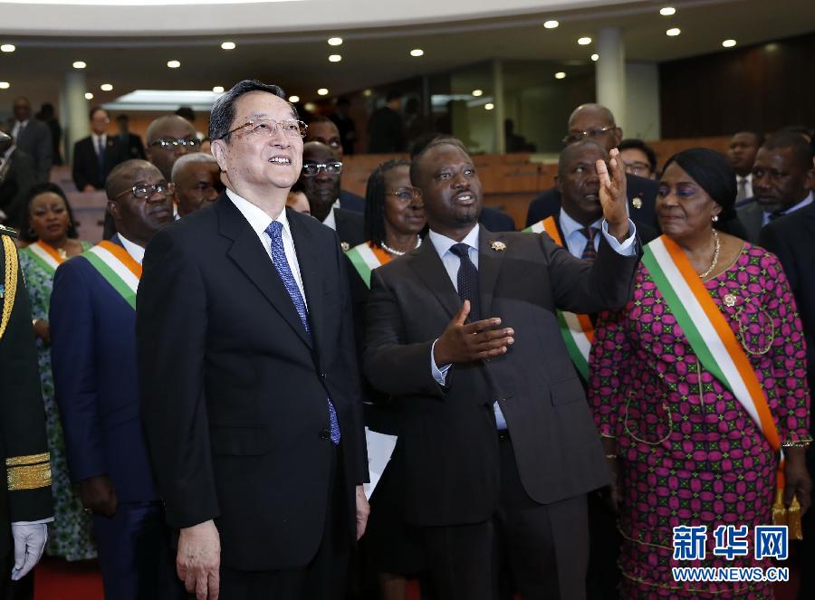 4月14日，正在科特迪瓦进行正式友好访问的全国政协主席俞正声在阿比让同国民议会议长索罗举行会谈。这是会谈后，俞正声参观科特迪瓦国民议会全会厅。新华社记者 鞠鹏 摄 