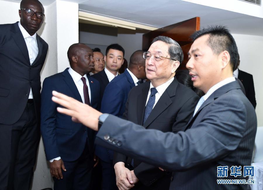 4月15日，全国政协主席俞正声在阿比让考察科特迪瓦平安城市项目。这是俞正声听取中国华为公司代表介绍项目情况。 新华社记者高洁摄