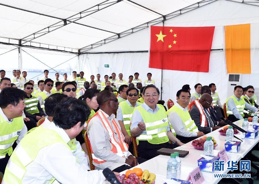 这是4月14日，俞正声在阿比让考察中国港湾公司承建的阿比让港改扩建项目。 新华社记者 高洁 摄