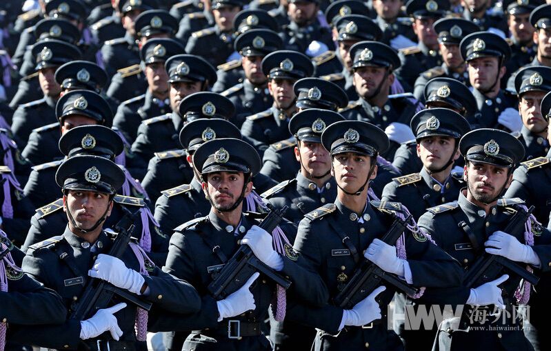 伊朗举行大阅兵 庆祝国家建军节