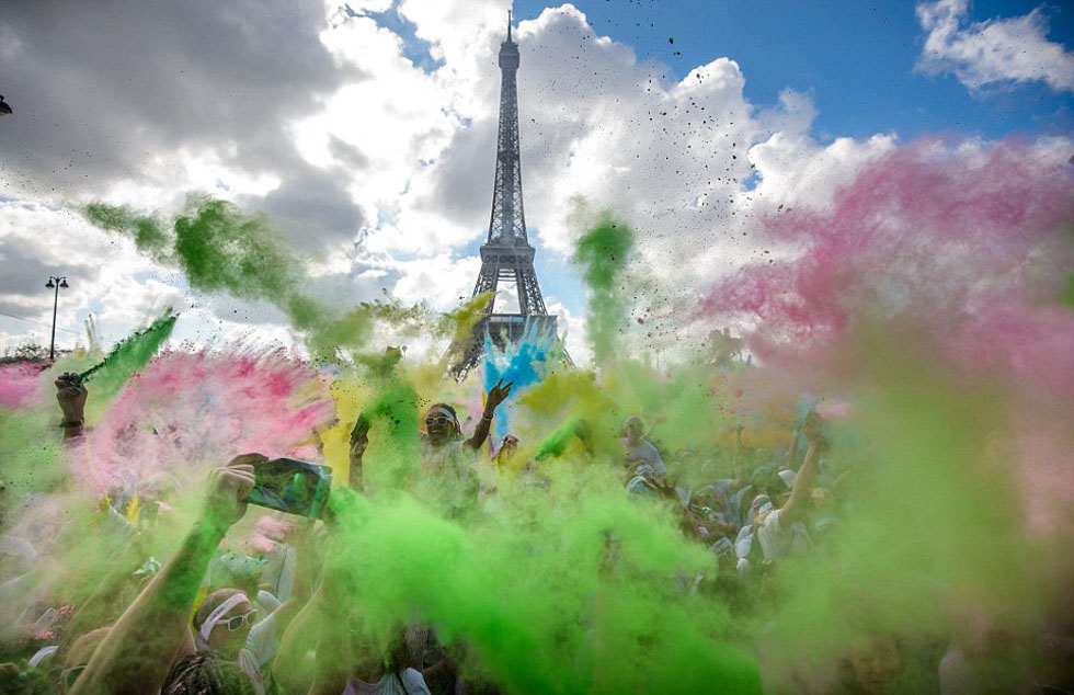 巴黎举行彩色马拉松 沾染彩粉最多参赛者才能夺冠(高清组图)