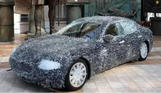 为防碰瓷拼了！车主用玻璃渣改装玛莎拉蒂