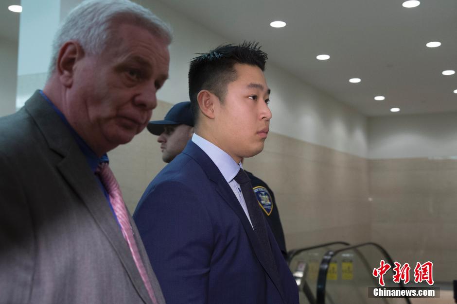 纽约华裔警察梁彼得案宣判 律师露出笑容