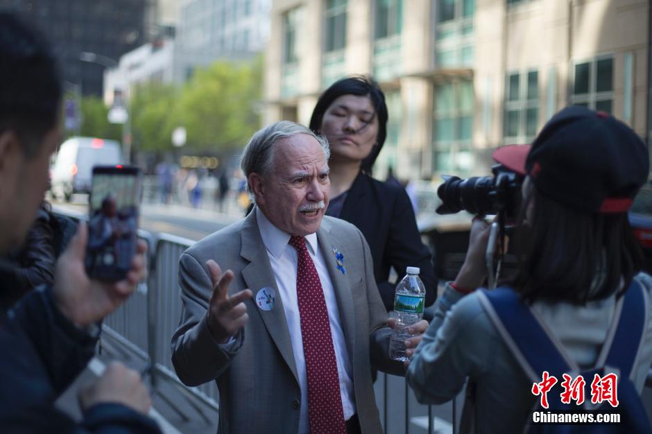 纽约华裔警察梁彼得案宣判 律师露出笑容